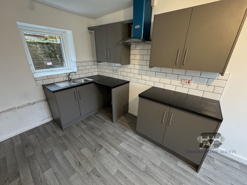 Property photo 3 of 7 Kitchen