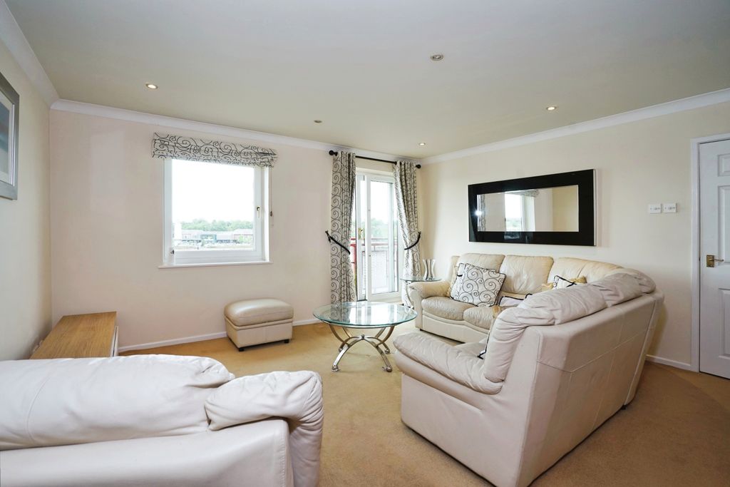 Property photo 3 of 16 Lounge Area