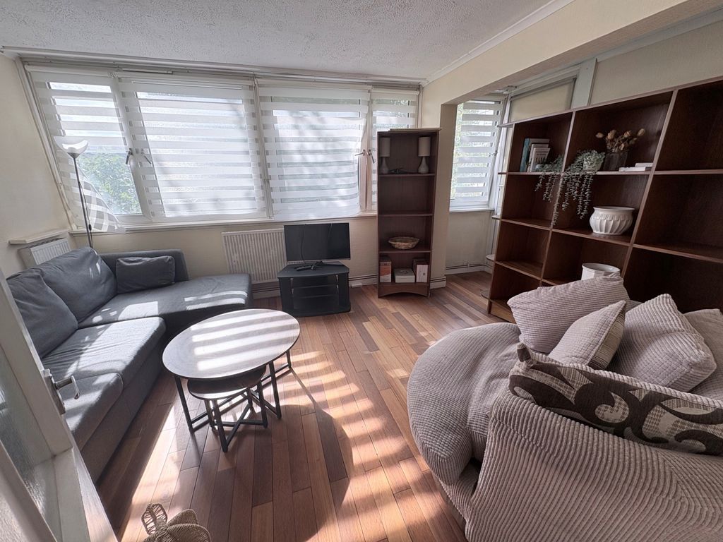 Property photo 1 of 3 3 Bedroom Apartment For Rent