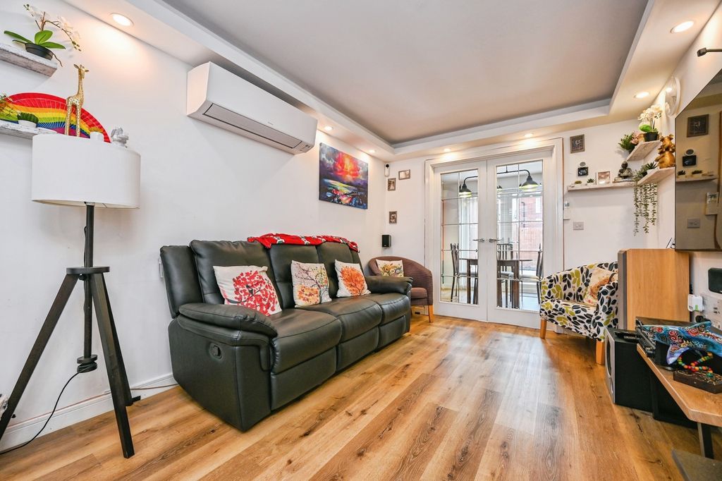 Property photo 3 of 19 Pbox-Img.Jpg