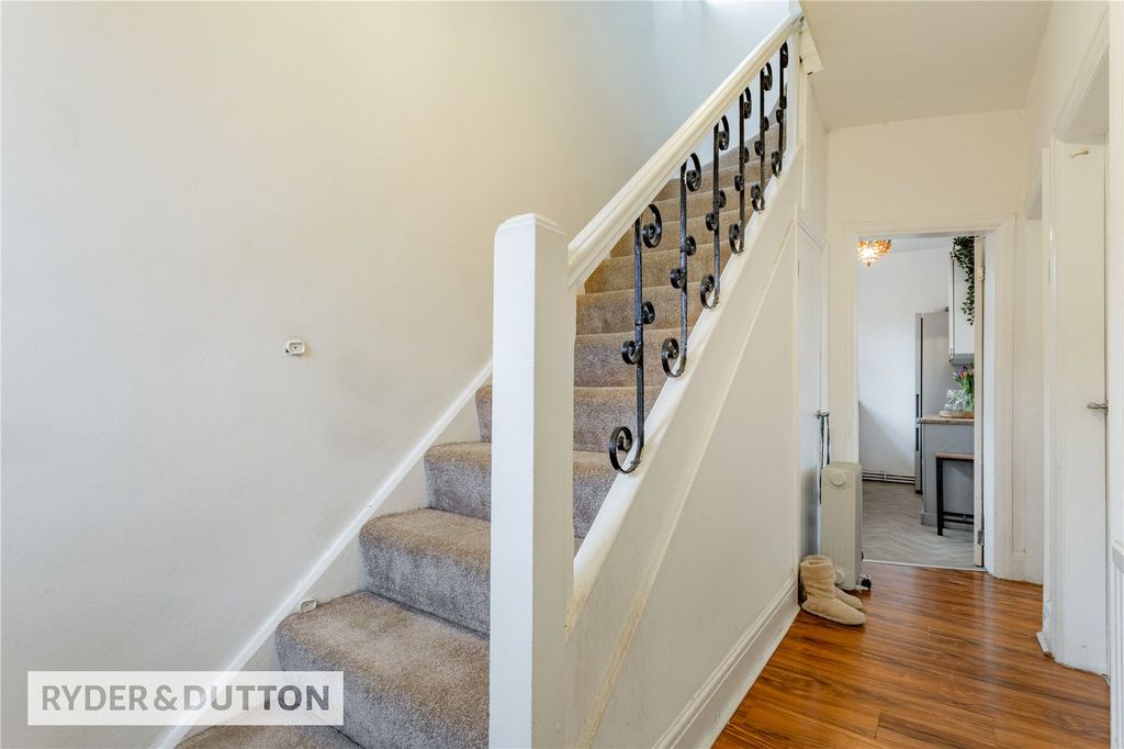 Property photo 2 of 21 Hallway