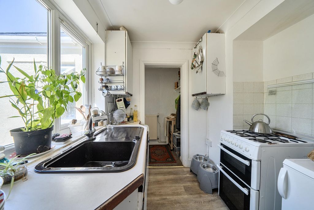 Property photo 3 of 11 Kitchen