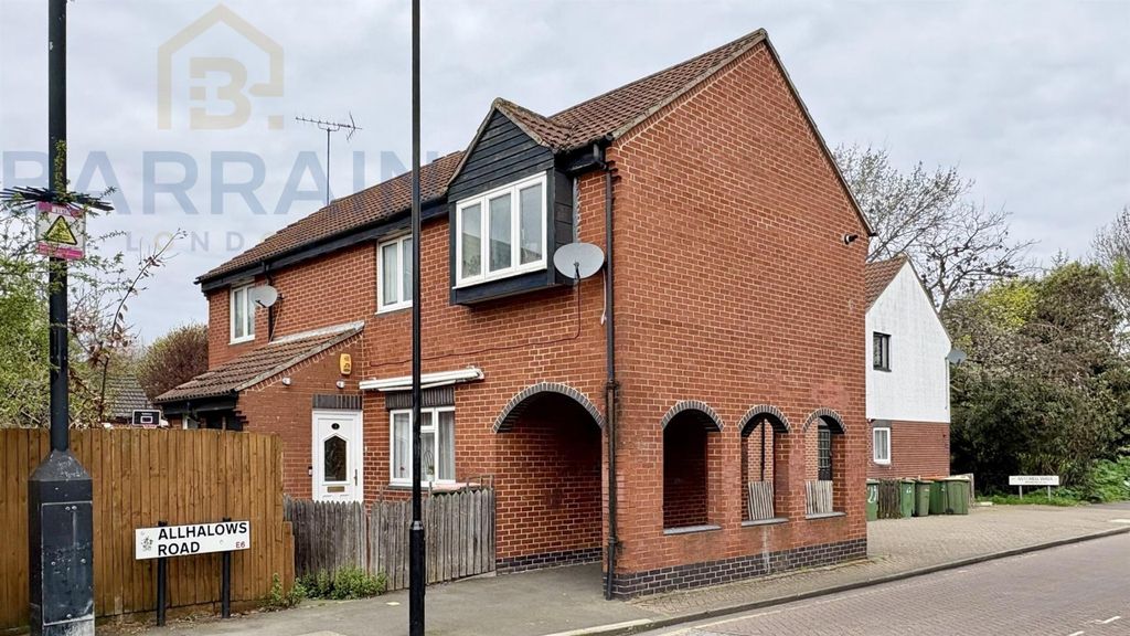 Property photo 2 of 8 Alhallows Rd, E6 For Sale By Barrain London Estate Agency