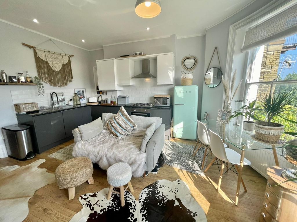 Property photo 3 of 10 8d6F0561-Ff32-4Fb...