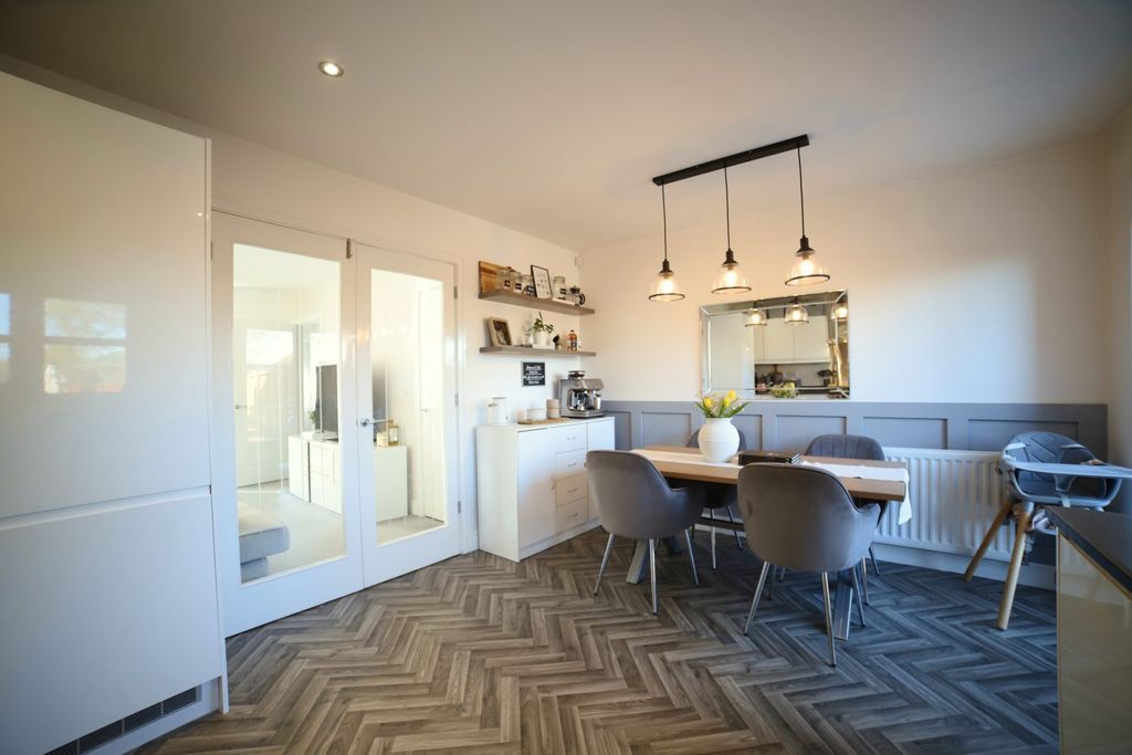 Property photo 3 of 18 Kitchen/Dining Room