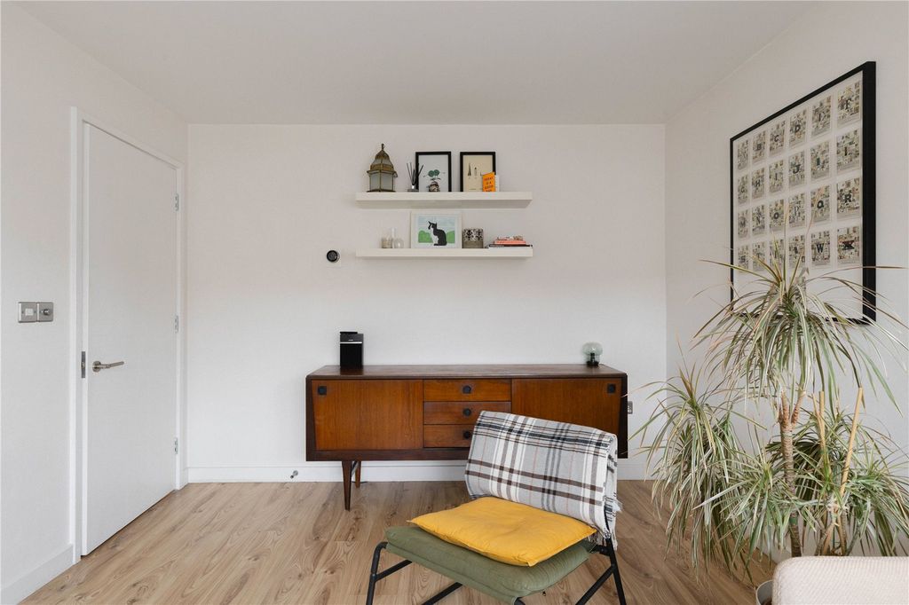 Property photo 3 of 11 Leyla House, E8