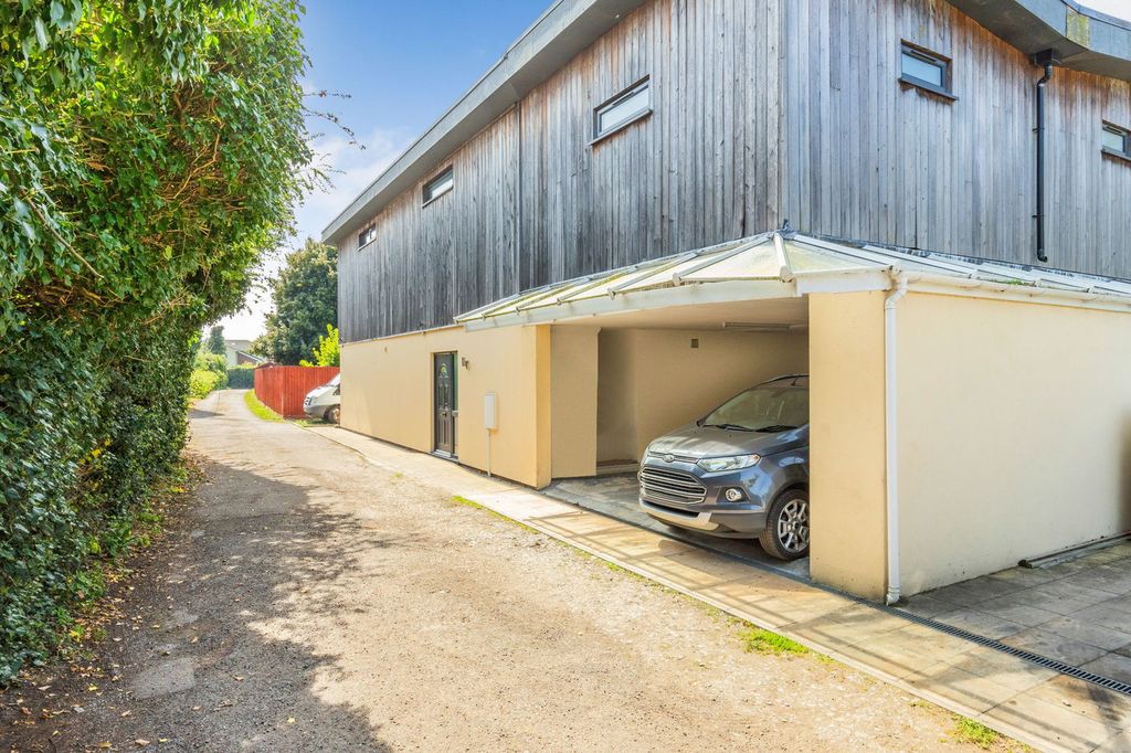 Property photo 1 of 32