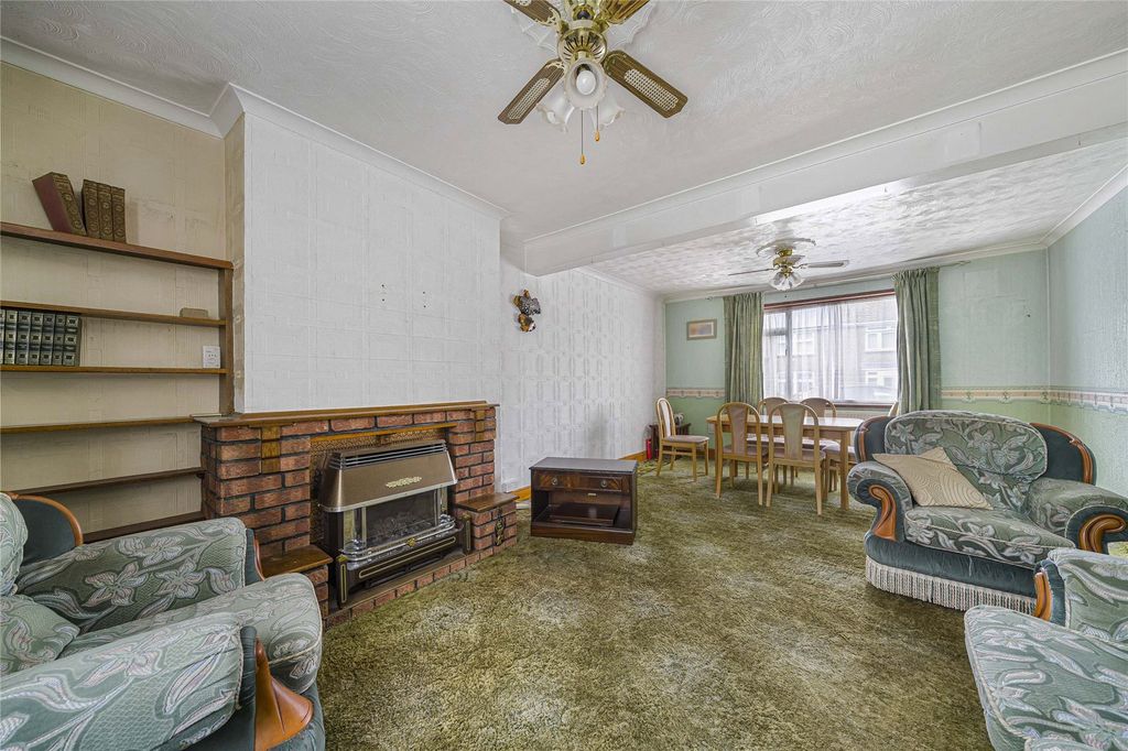 Property photo 2 of 24 Lounge