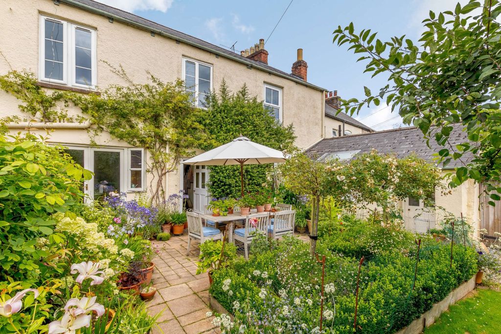 Property photo 2 of 11 Garden