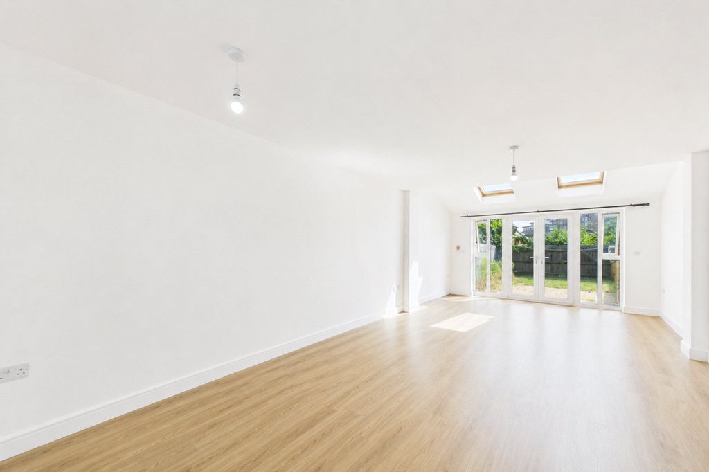 Property photo 3 of 12 Picture No. 24