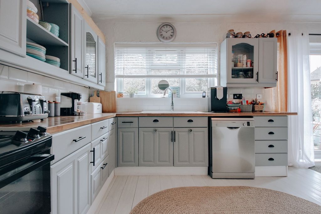 Property photo 3 of 13 Kitchen