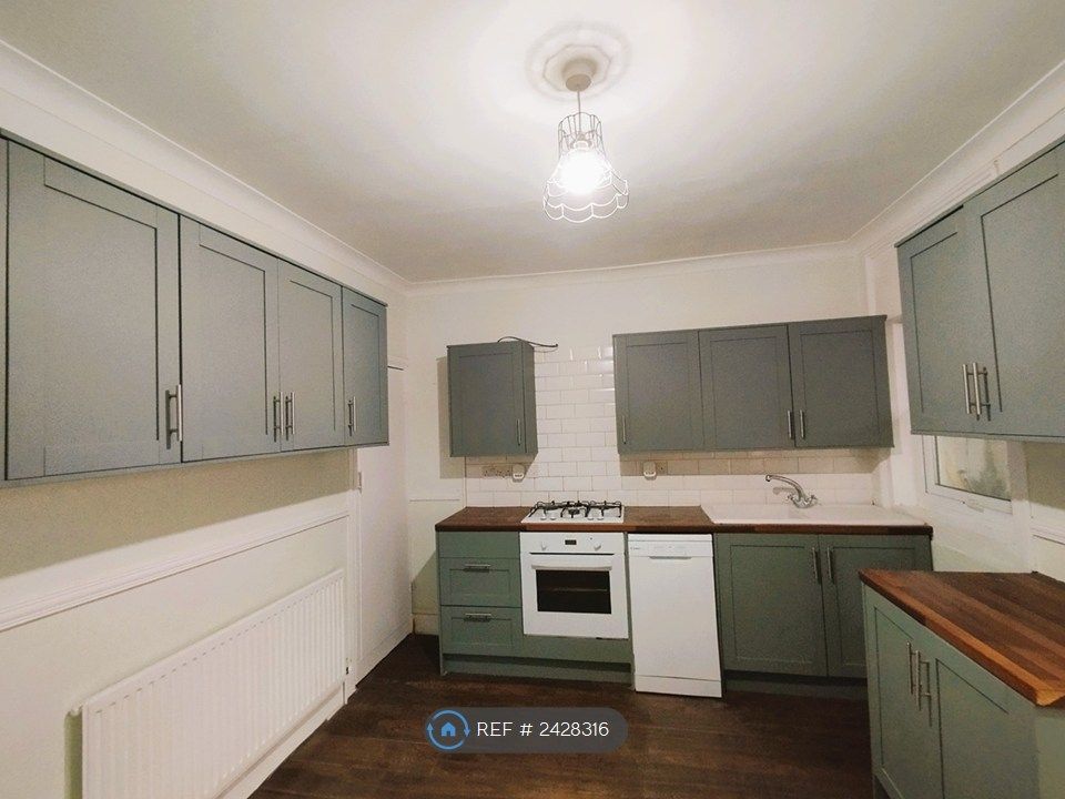 Property photo 2 of 9 Kitchen 1