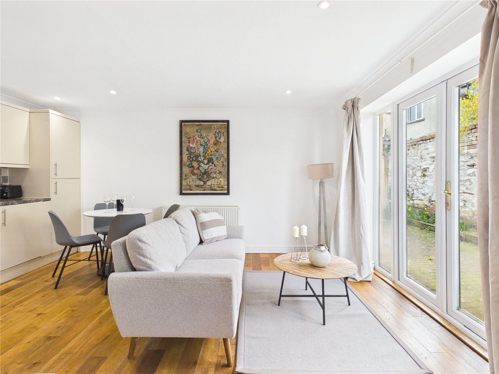 Property photo 3 of 11 Picture No. 12