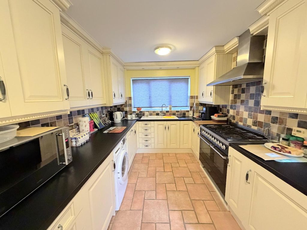 Property photo 3 of 12 Kitchen