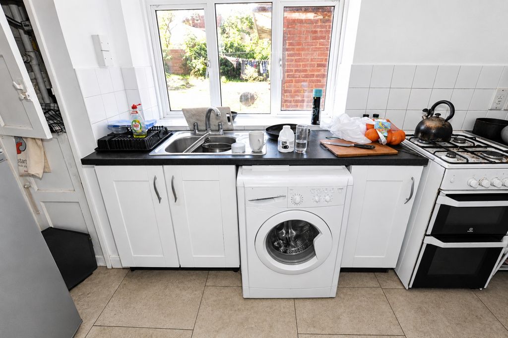 Property photo 3 of 7 Kitchen 2