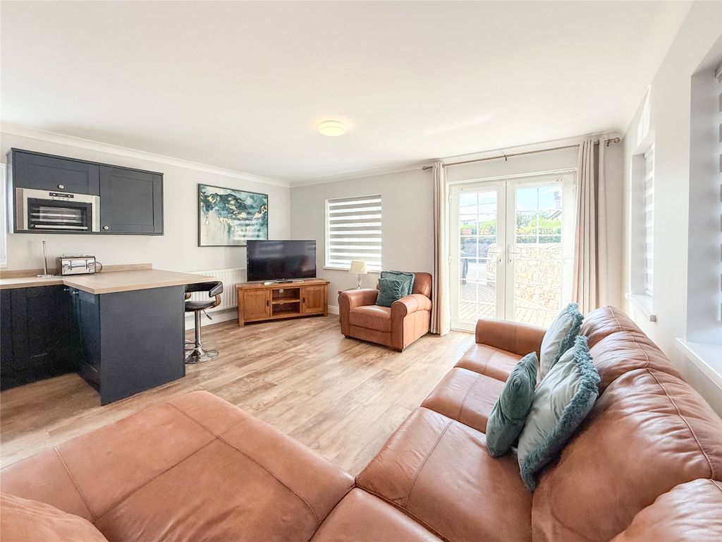 Property photo 3 of 27 Lounge