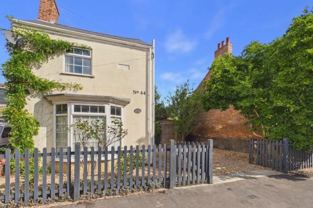 Property photo 1 of 31 This Tardis 4 Bedroom Home Needs To Be Seen To App