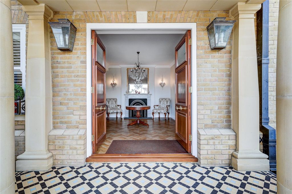 Property photo 2 of 28 Entrance Hall