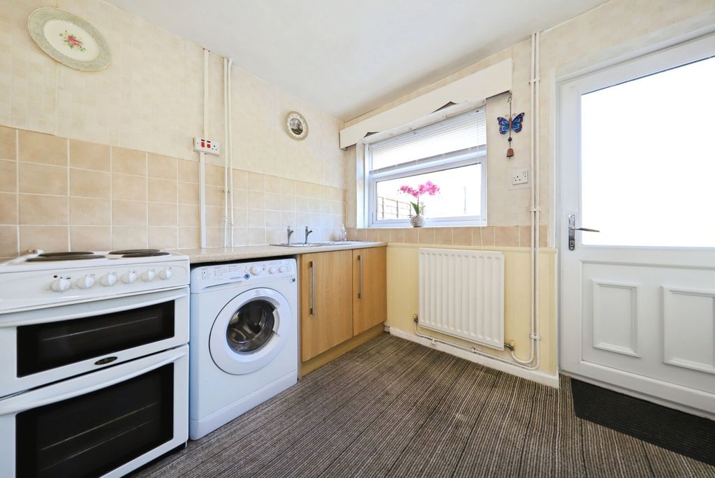 Property photo 3 of 10 Kitchen