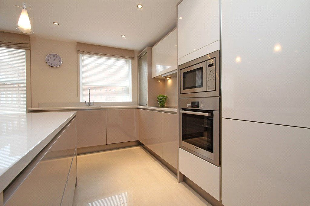 Property photo 3 of 10 Kitchen