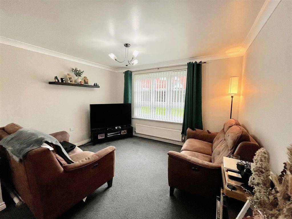 Property photo 3 of 8 Lounge