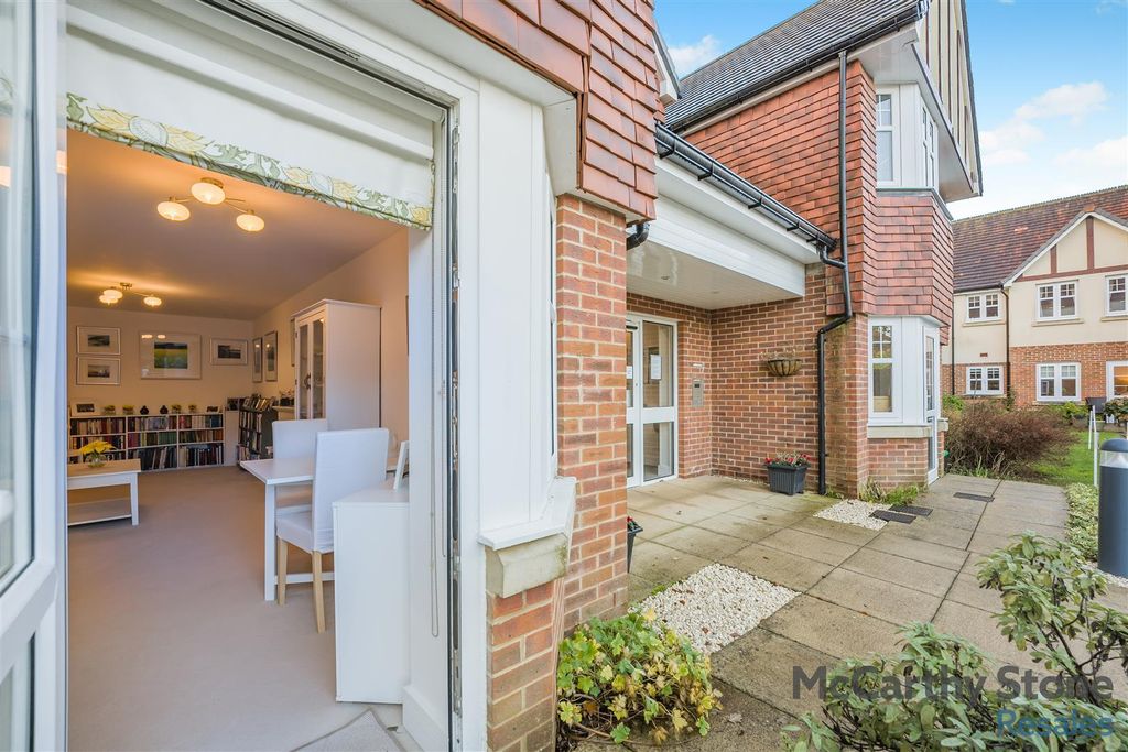 Property photo 3 of 28 8672968-Exterior01.Jpg