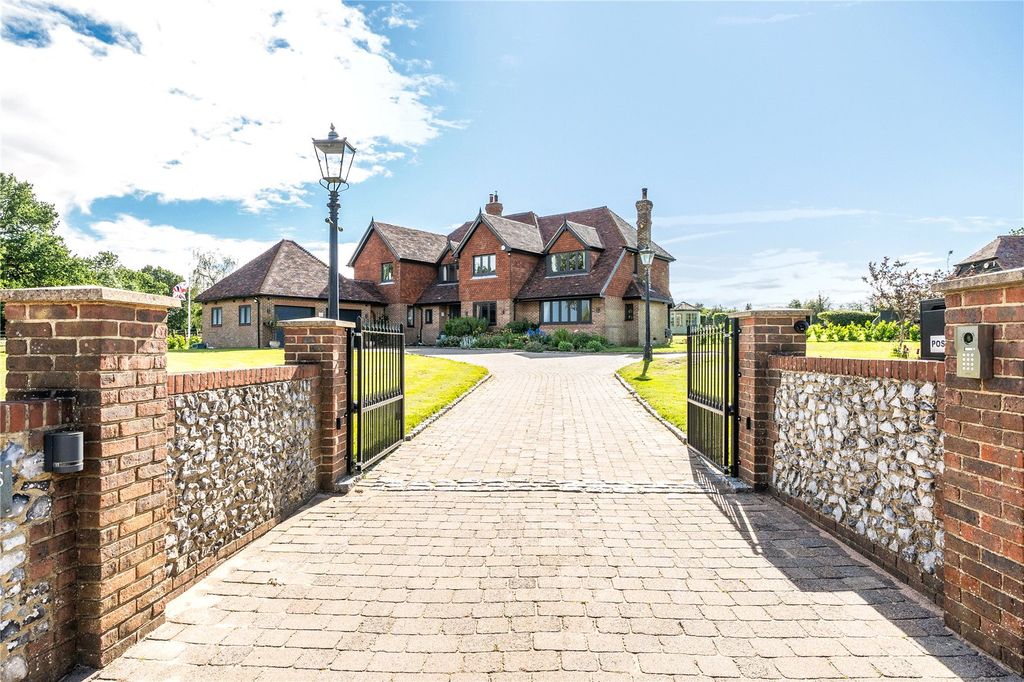 Property photo 1 of 9 Gated Enntrance