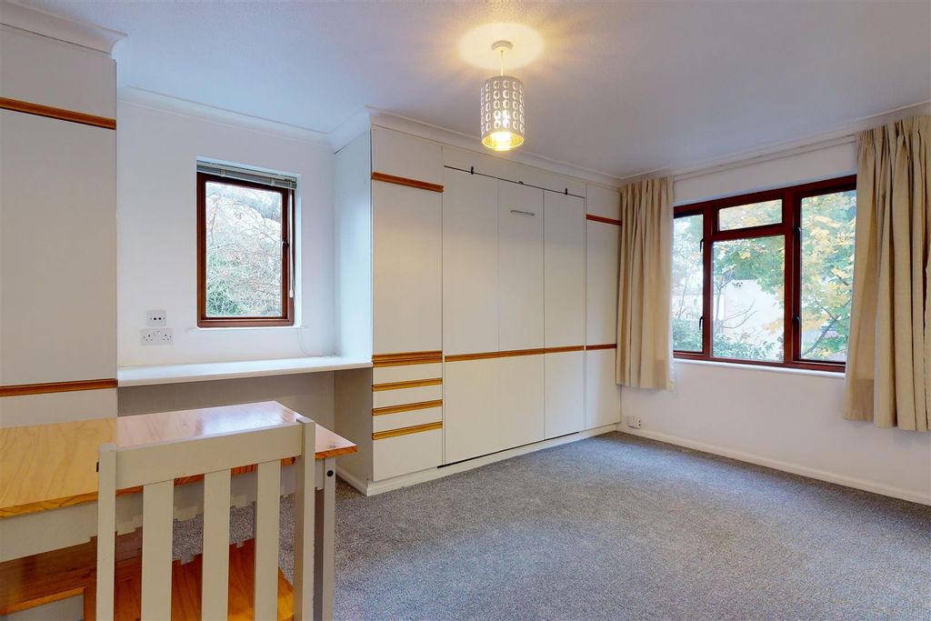 Property photo 3 of 8 Studio