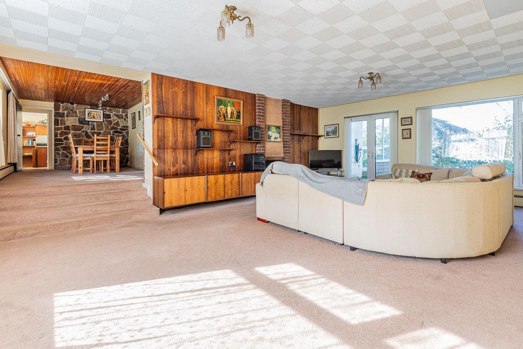 Property photo 2 of 34 Lounge