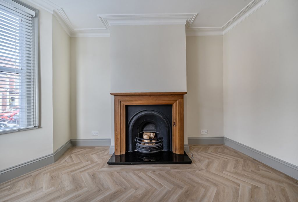Property photo 2 of 18 1356107-12-68c984...