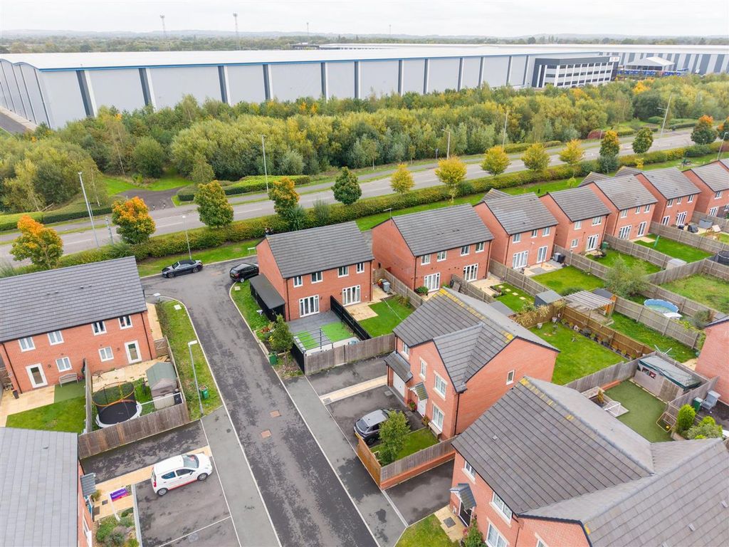 Property photo 3 of 28 8Farmclose-26.Jpg