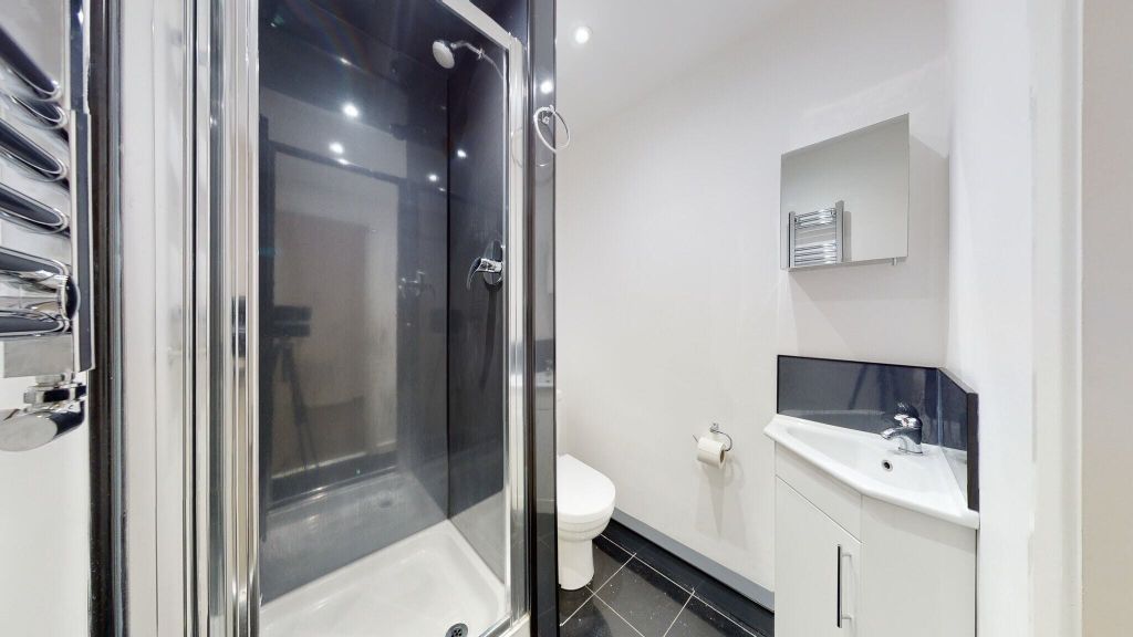 Property photo 3 of 9 Bathroom