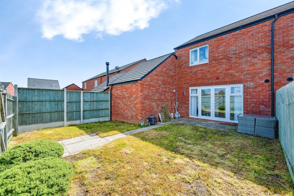 Property photo 2 of 17 Gardens: