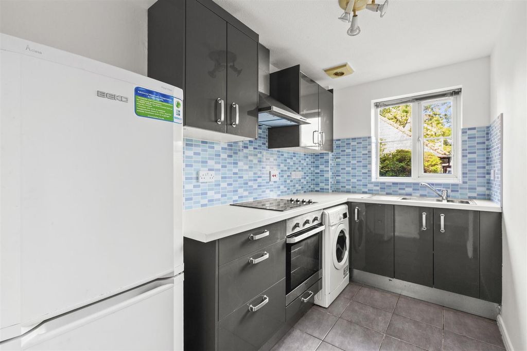 Property photo 2 of 15 Dolphin Court, Kingsmead Road (Low Res)-4 (1).Jpg
