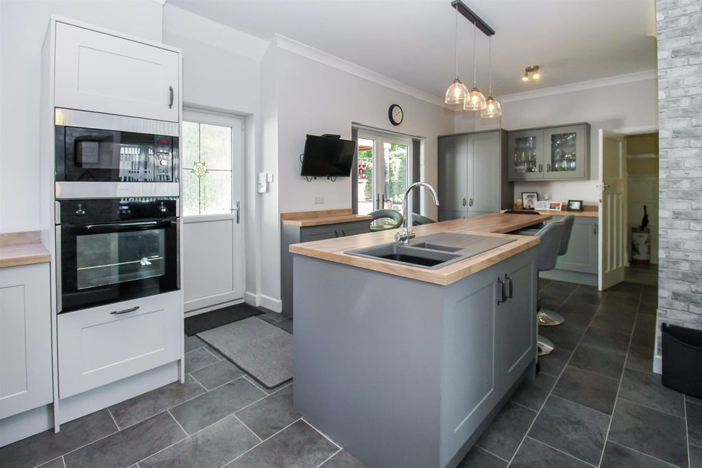Property photo 3 of 11 Kitchen/Diner