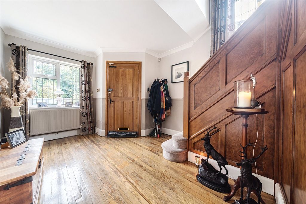 Property photo 3 of 30 Entrance Hall