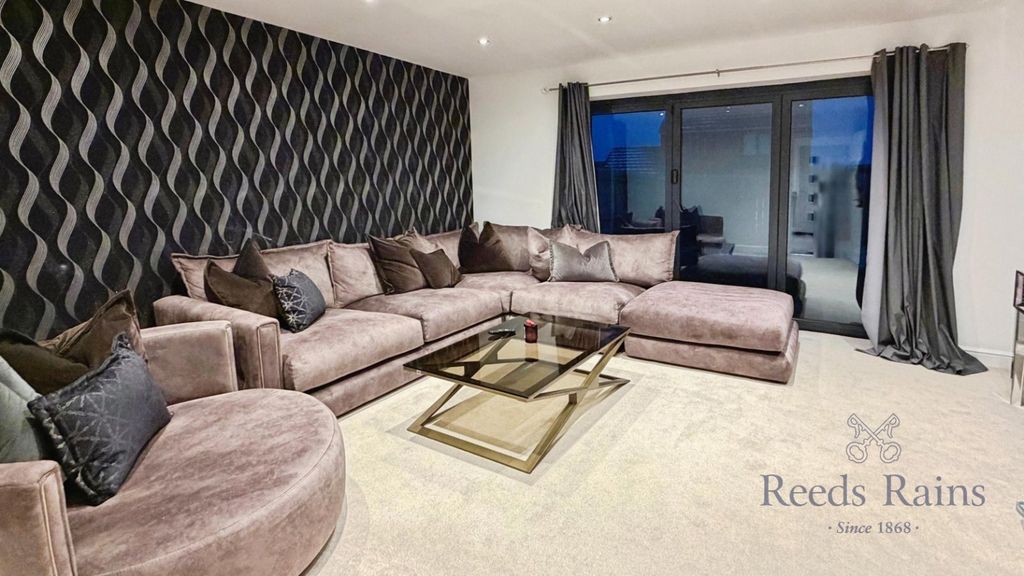 Property photo 2 of 9 Picture No. 13