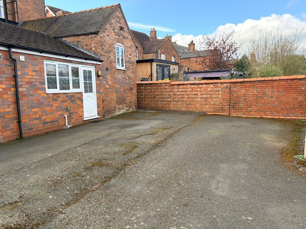 Property photo 2 of 13 Driveway