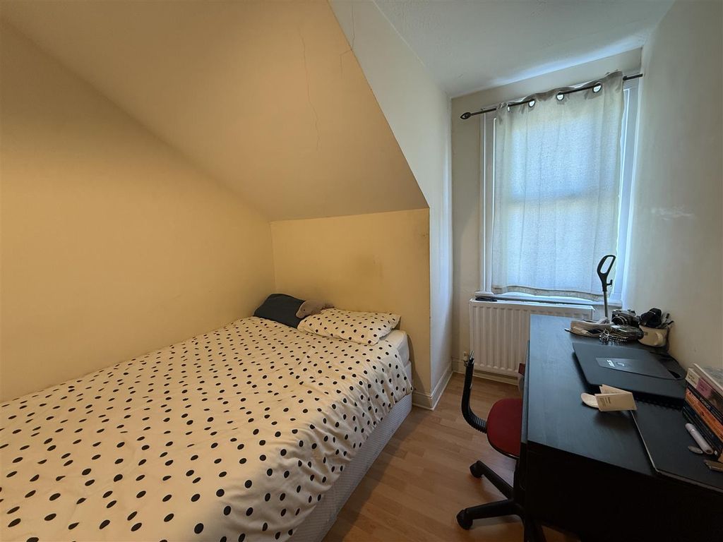 Property photo 3 of 4 Room 5