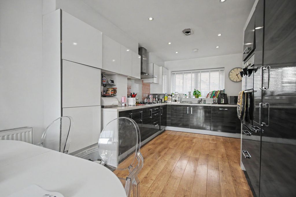 Property photo 3 of 19 Kitchen
