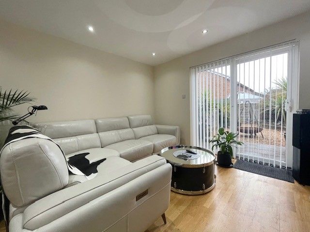 Property photo 3 of 7 Lounge