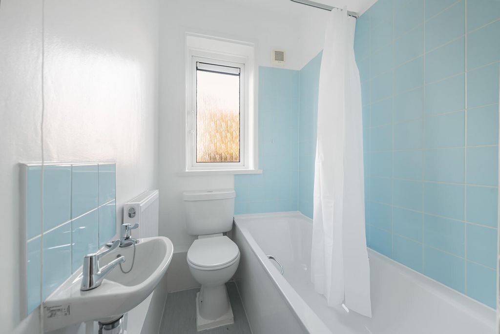 Property photo 2 of 11 Bathroom