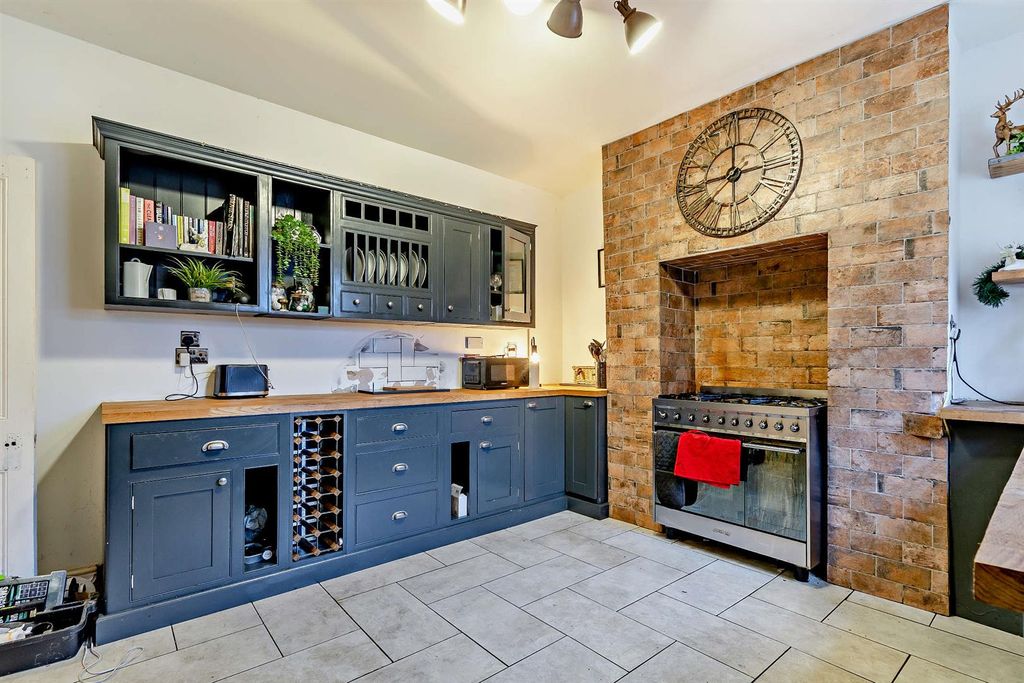 Property photo 3 of 9 8674123-Interior04-800.Jpg