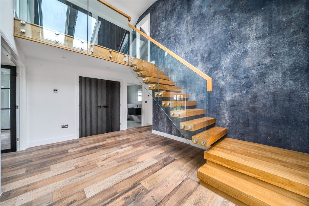 Property photo 2 of 14 Entrance Hall