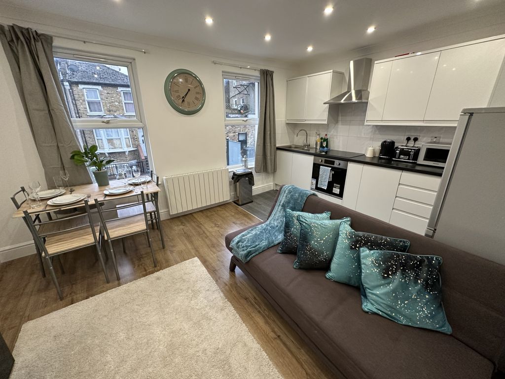 Property photo 1 of 9 Modern 2-Bedroom Flat In Lewisham – Fully Furnished &amp; Refurbished