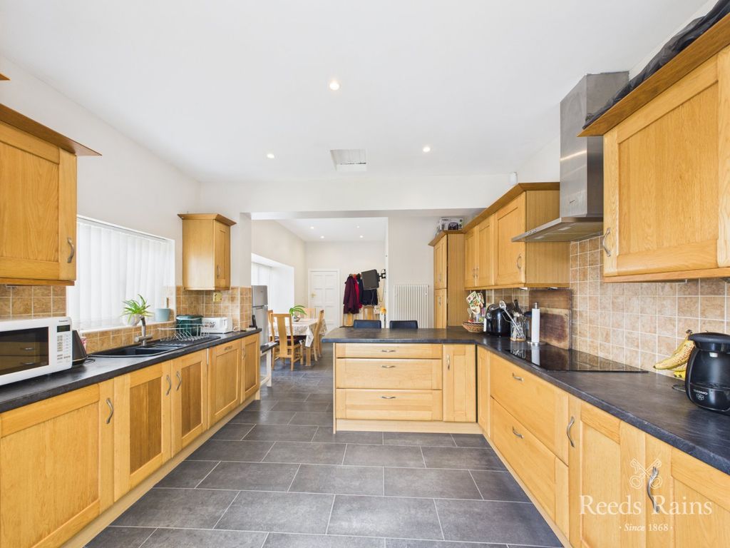 Property photo 3 of 33 Breakfast Kitchen