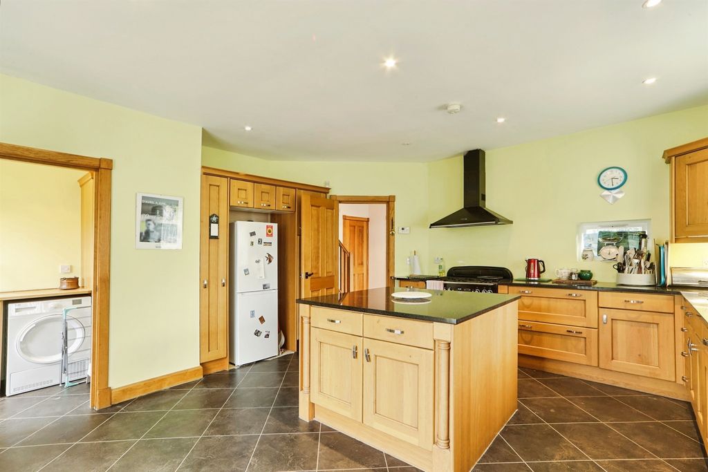 Property photo 3 of 18