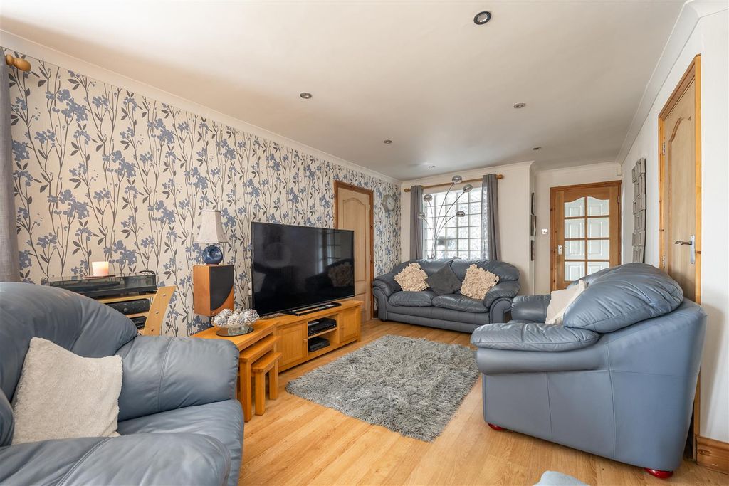 Property photo 3 of 34 Cairns Avenue, Ig8
