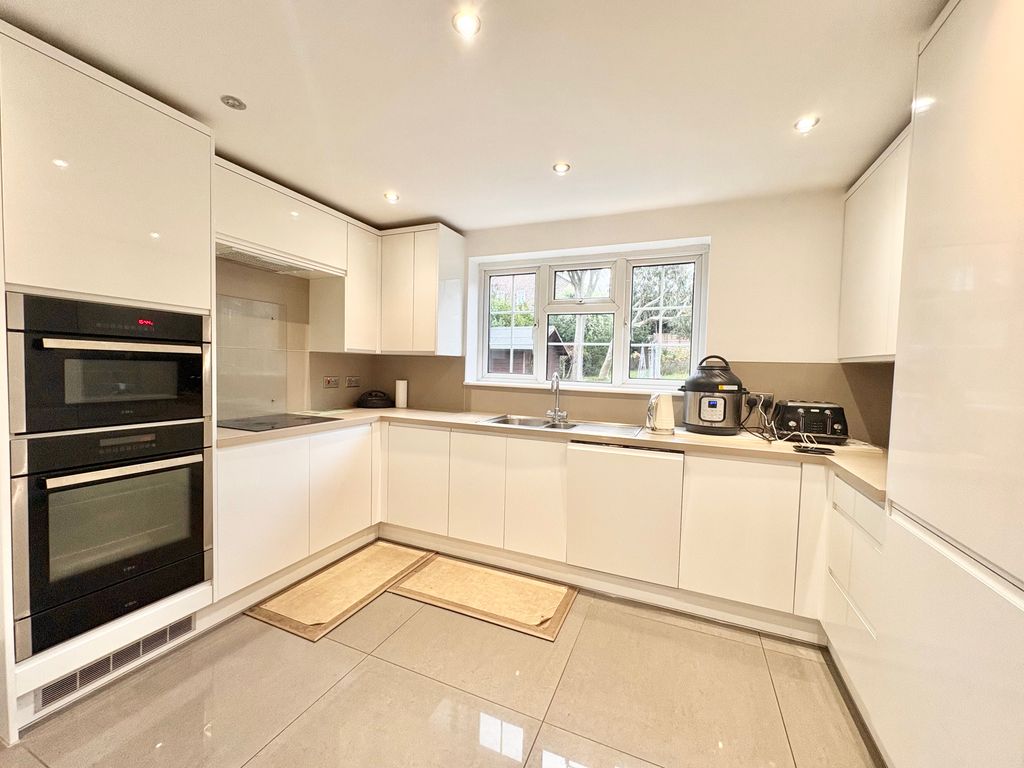 Property photo 1 of 10 Kitchen