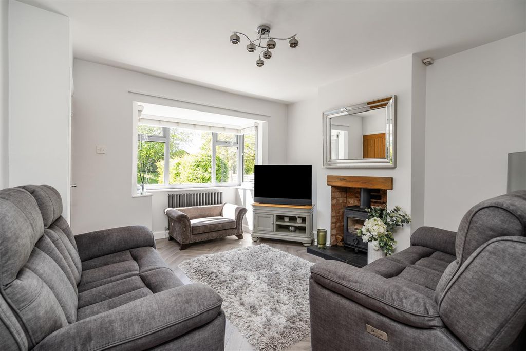 Property photo 3 of 11 1555 Warwick Road_8.Jpg